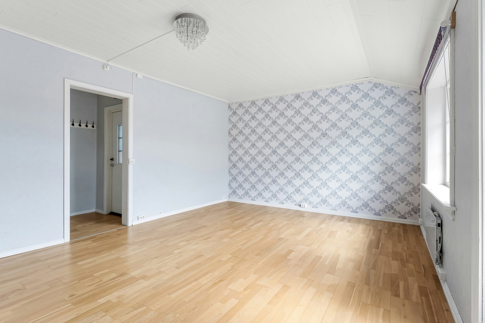 Heizkreisverteiler einer Fußbodenheizung mit angeschlossenen Heizkreisen